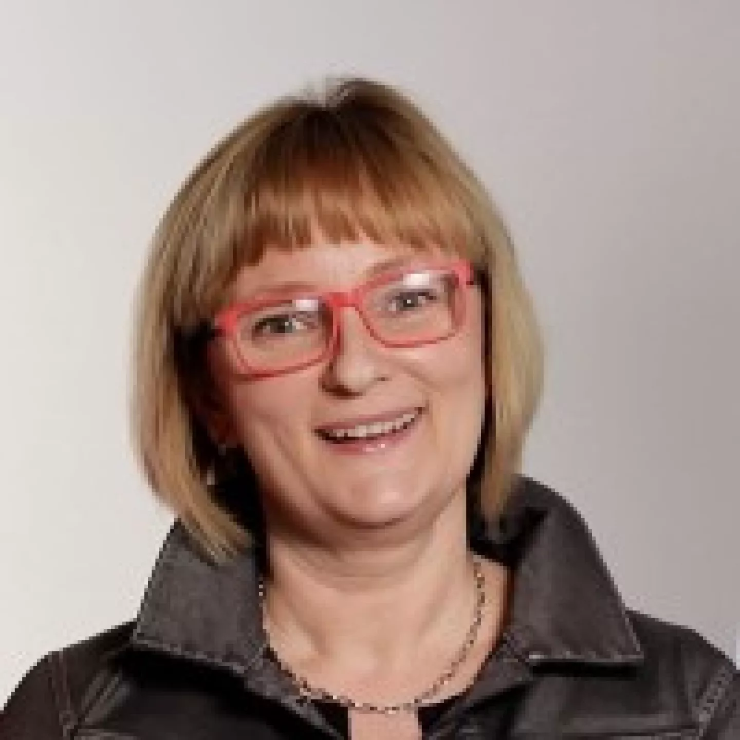 Kobieta w czerwonych okularach na białym tle