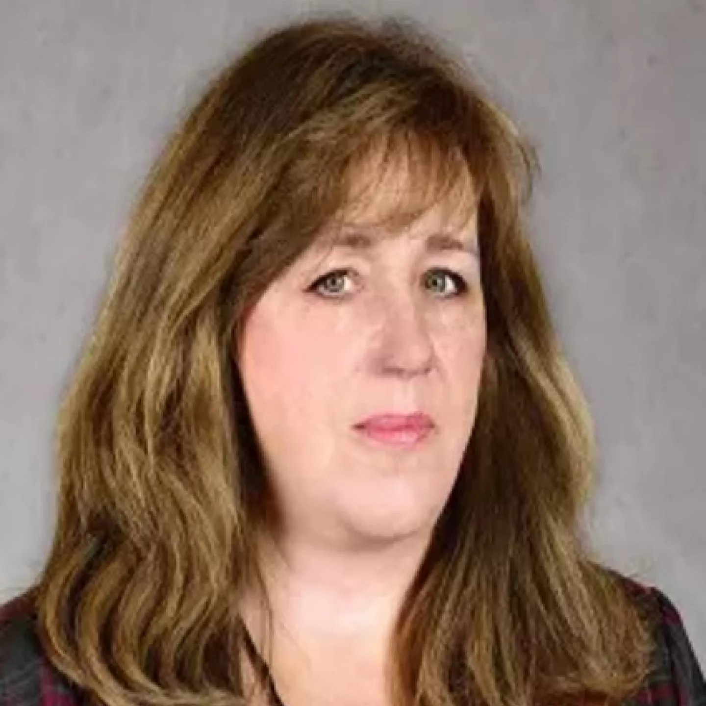 Kobieta w długich włosach na białym tle