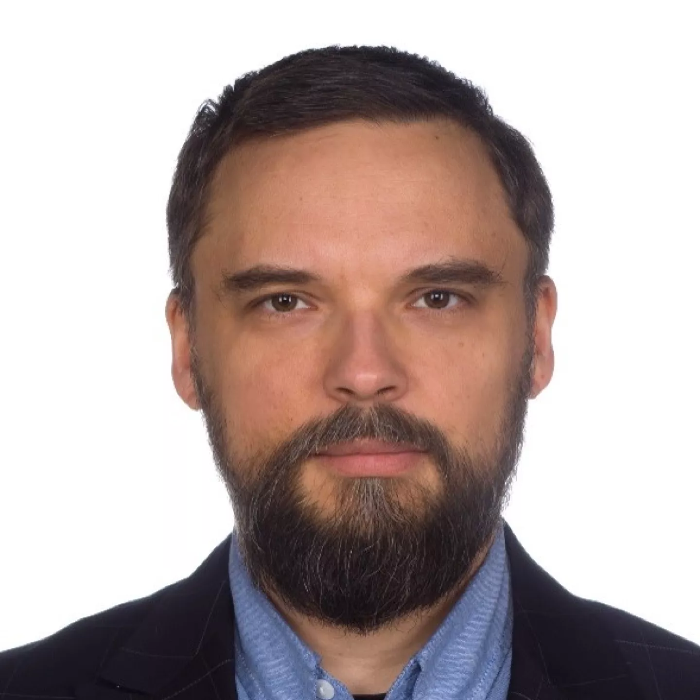 męźczyzna z brodą na białym tle