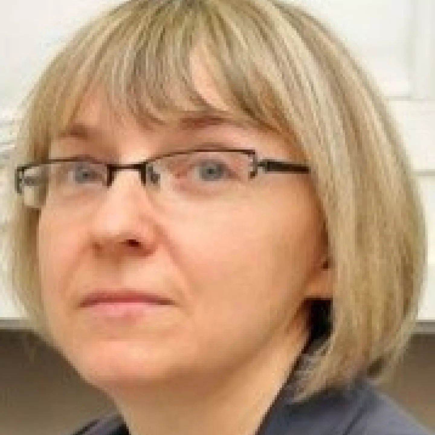 kobieta o jasnych włosach w okularach