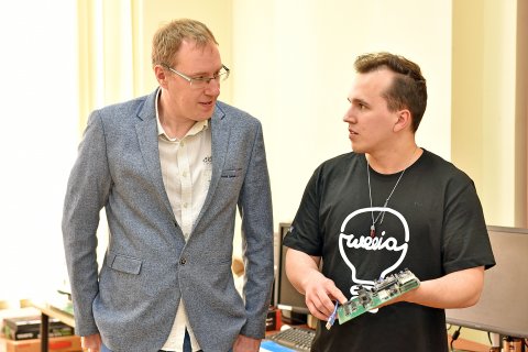 Wiktor Barańczyk ze swoim opiekunem naukowym - dr. inż. Piotrem Duchem.
