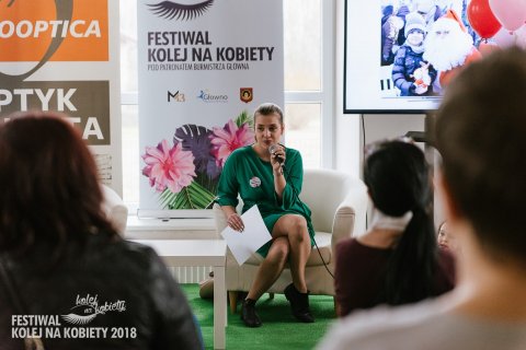 Aleksandra Przedecka podczas wystąpienia na festiwalu Kolej na Kobiety - Głowno 2018.