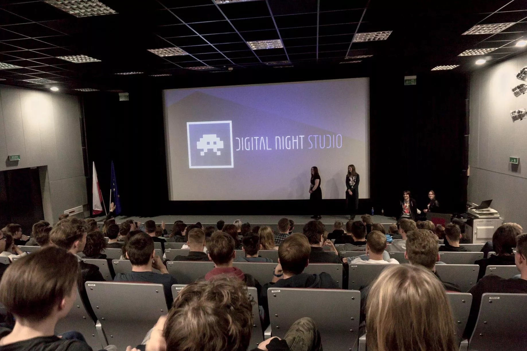 Studenci podczas prezentacji na Digital Night Studio.