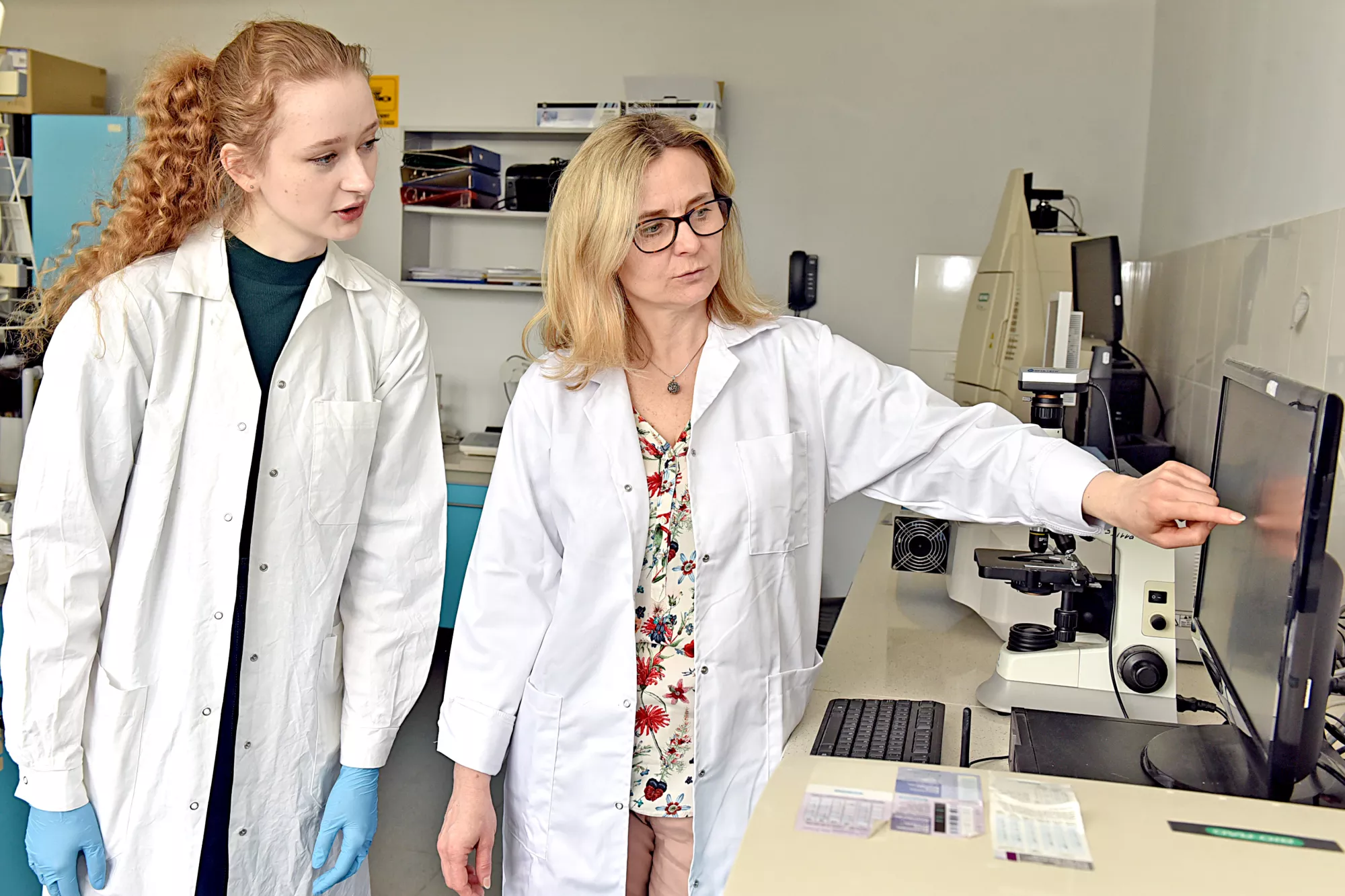 Wiktoria Gierlicz pracująca nad projektem przy komputerze ze swoją mentorką.