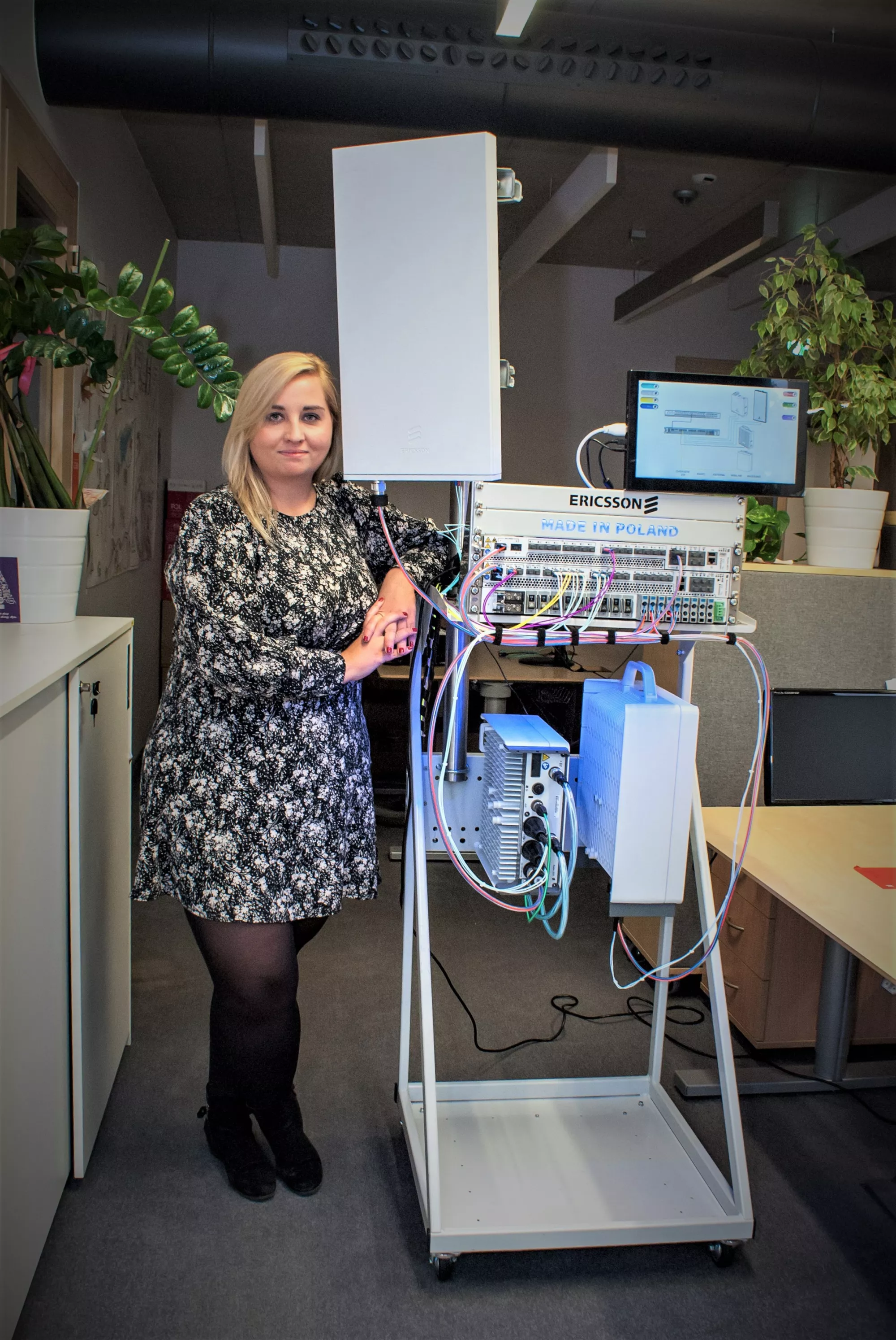 Sylwia Kobus przy urządzeniu marki Ericsson.