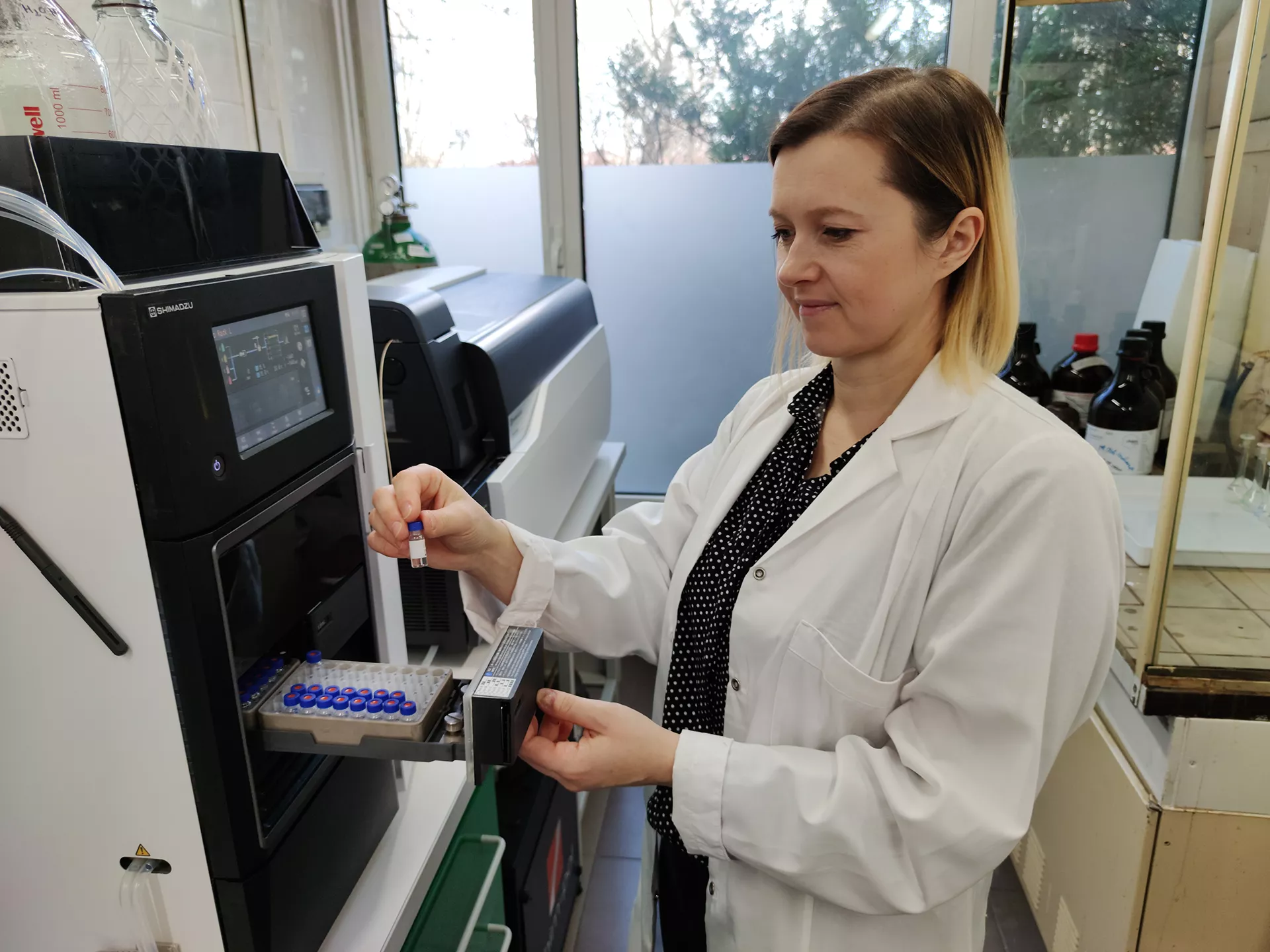 Magdalena Olak-Kucharczyk pracuje w laboratorium.