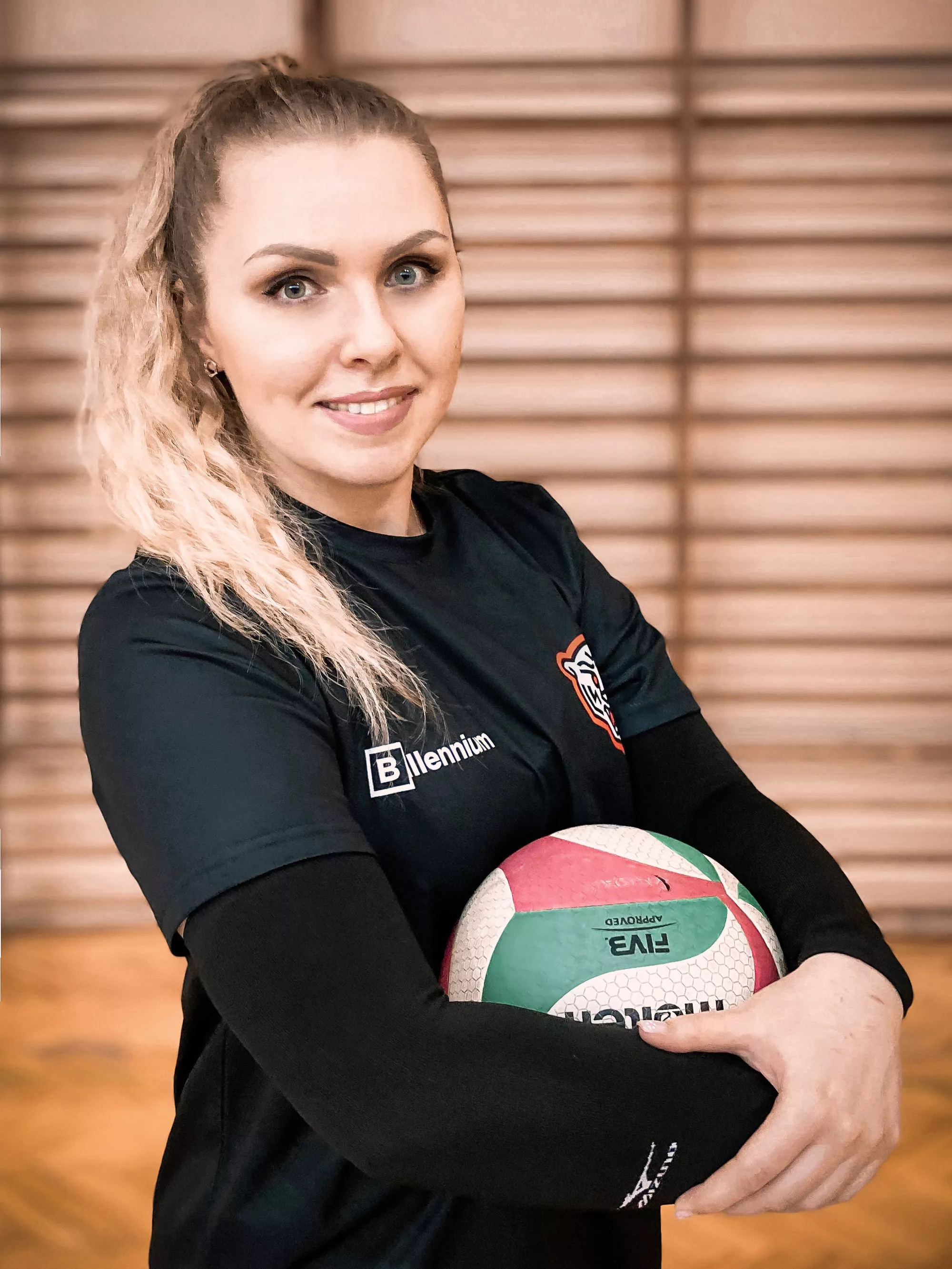 Magdalena Sołtysiak z piłką od siatkówki.
