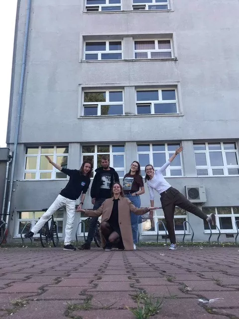 Grupa studentów przed budynkiem Politechniki Łódzkiej.