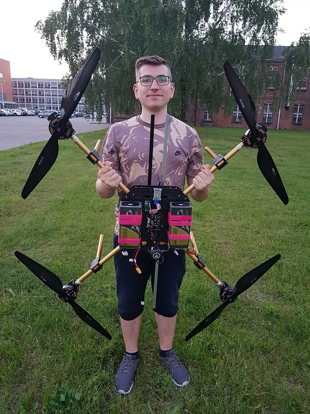 Student z dronem.