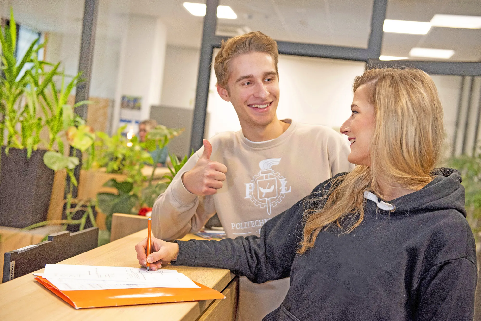 Studenci w dziekanacie.