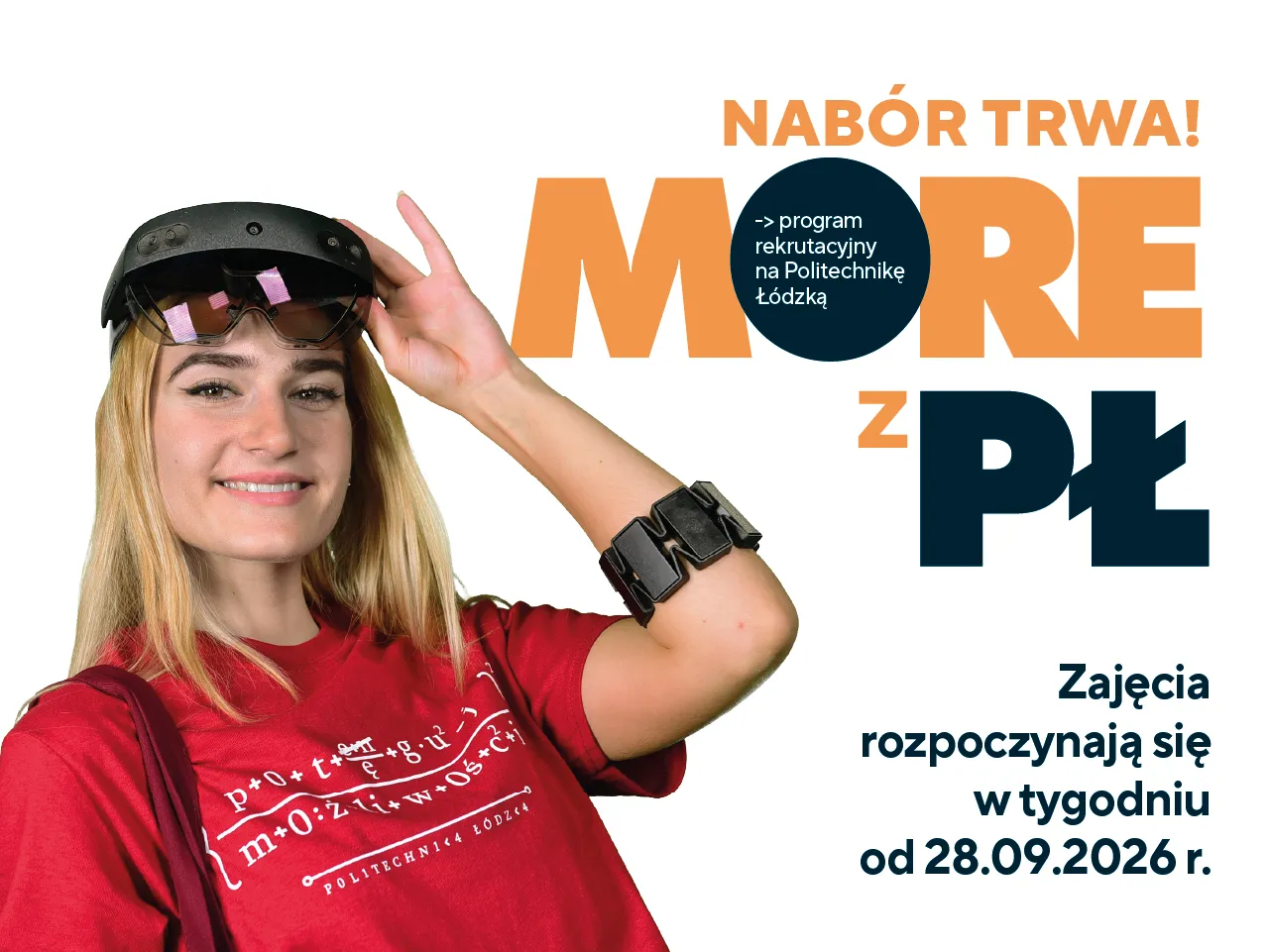 Studentka w czerwonej koszulce i okularach VR zachęca do zapisania się na program MORE z PŁ.