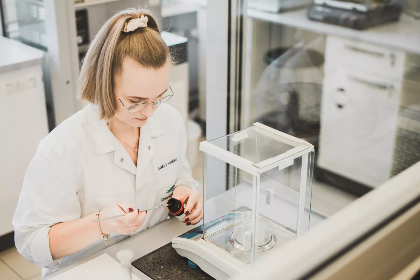 Studentka prowadzi prace w laboratorium.