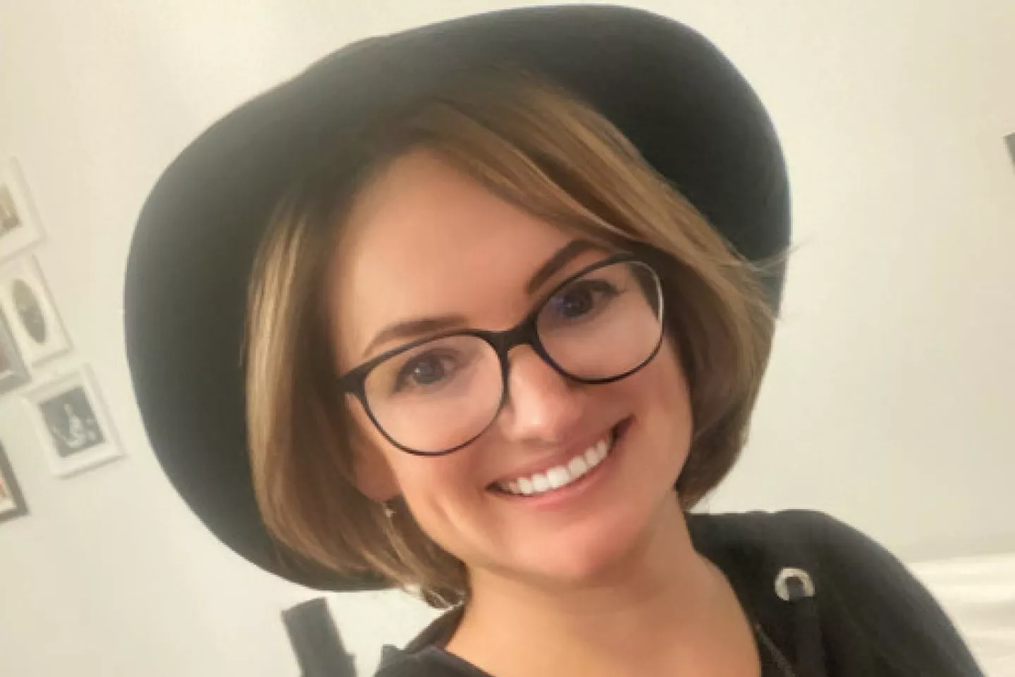 kobieta_w_kapeluszu_i_okularach