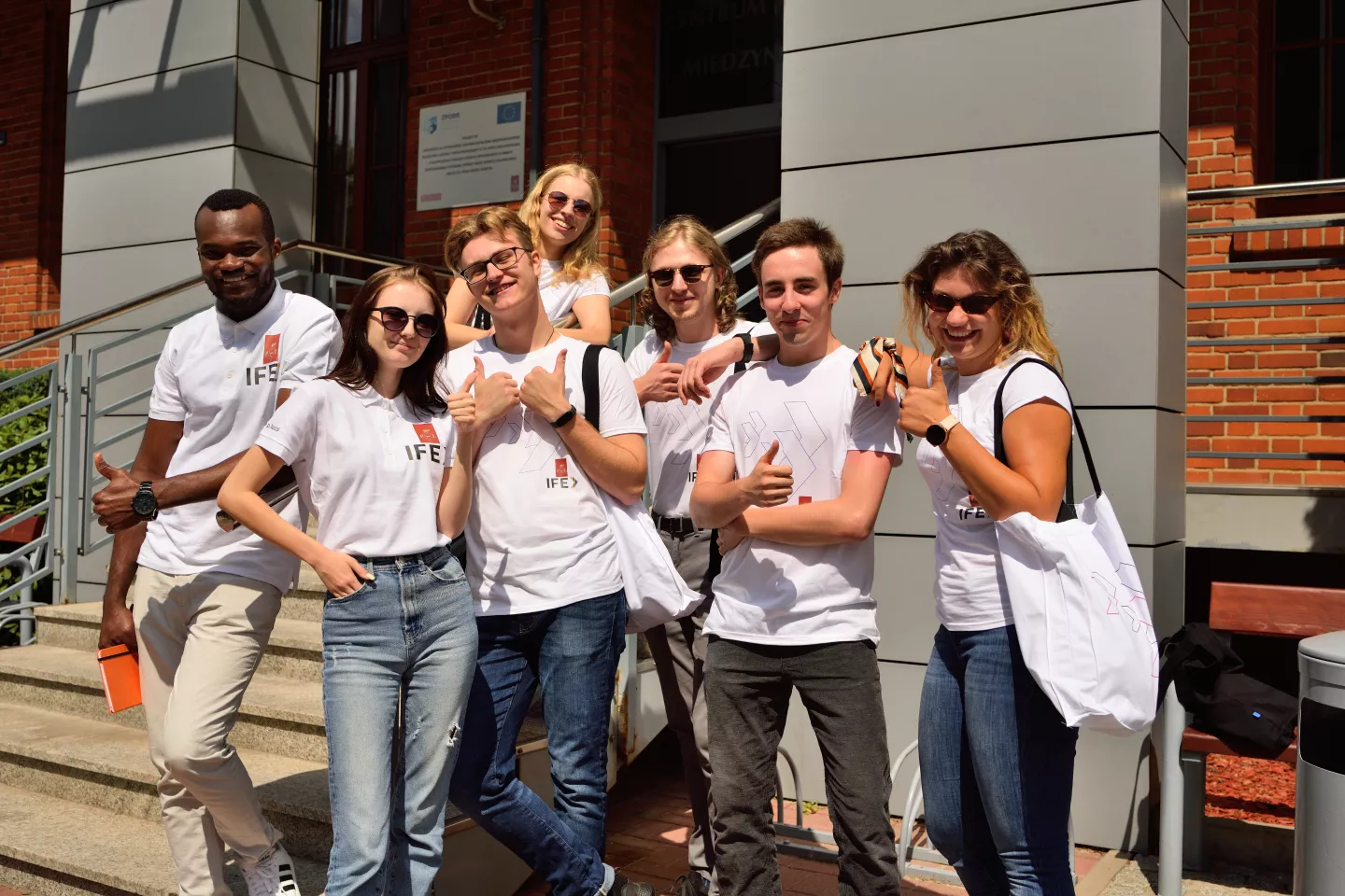 Studenci stoją na schodach budynku IFE