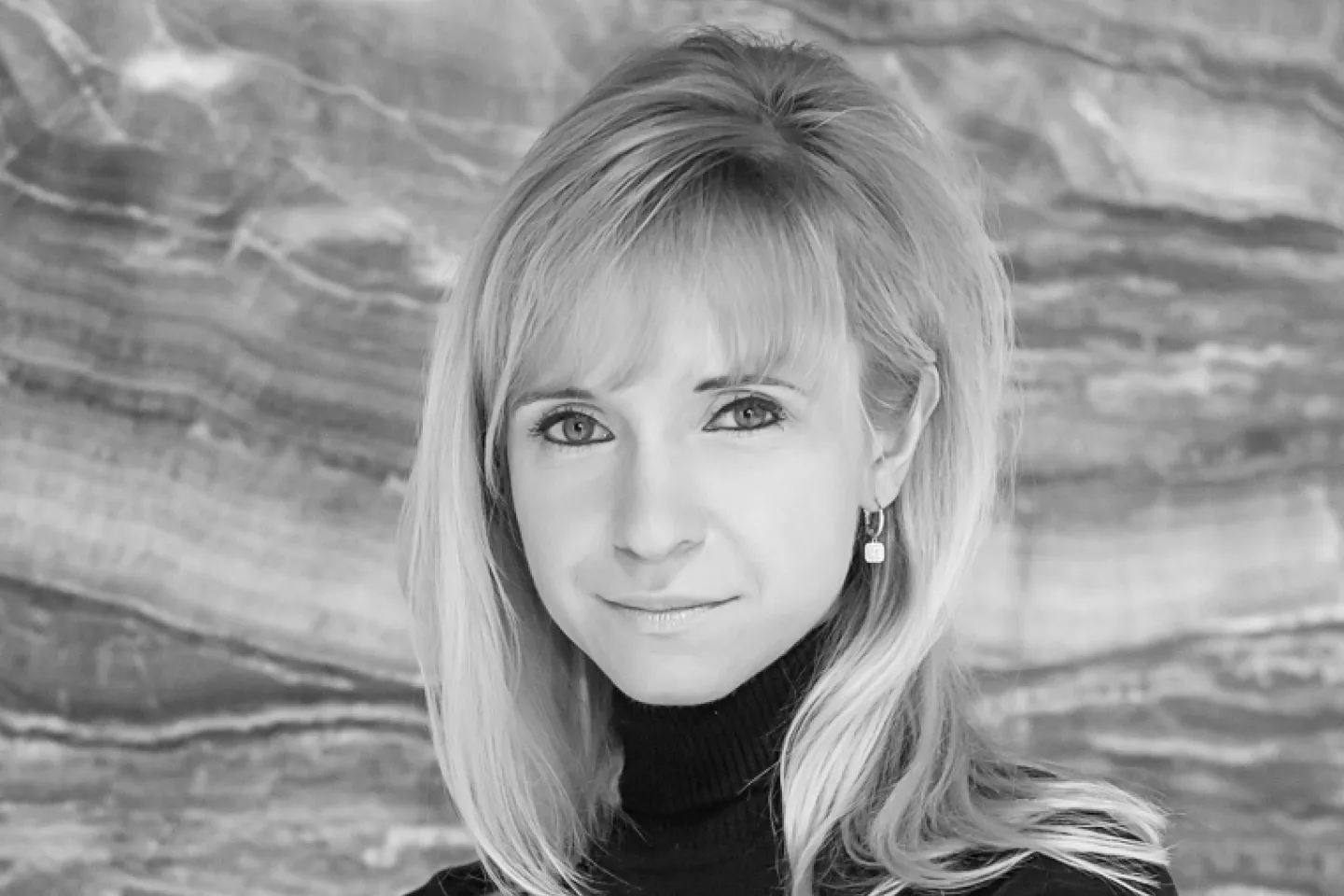 Kobieta z długimi blond włosami.