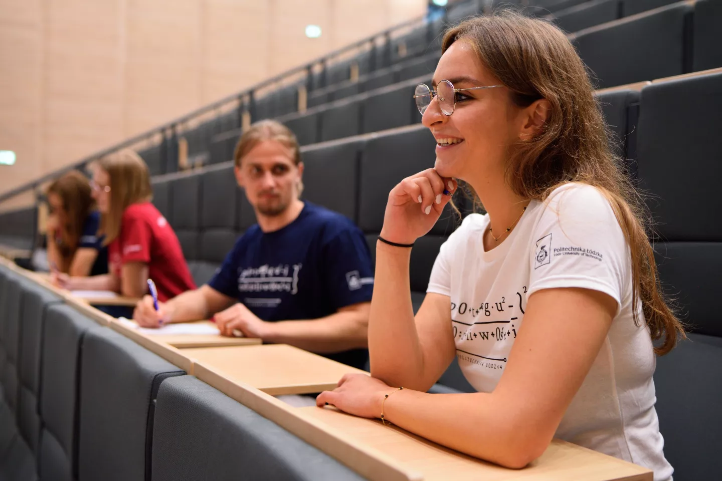 Studenci podczas wykładu w auli.