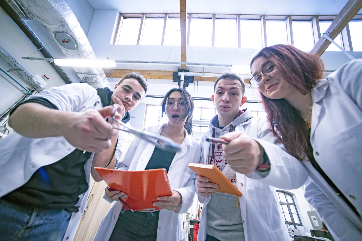 Studenci pokazują narzędzia pracy w pracowni.