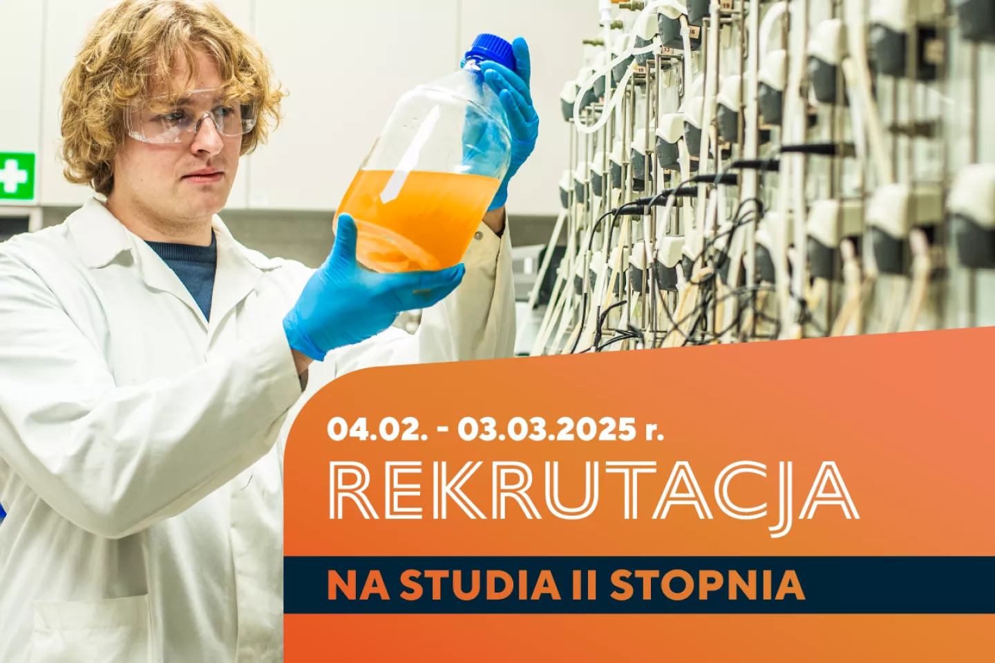 Student w fartuchu patrzy na preparat.