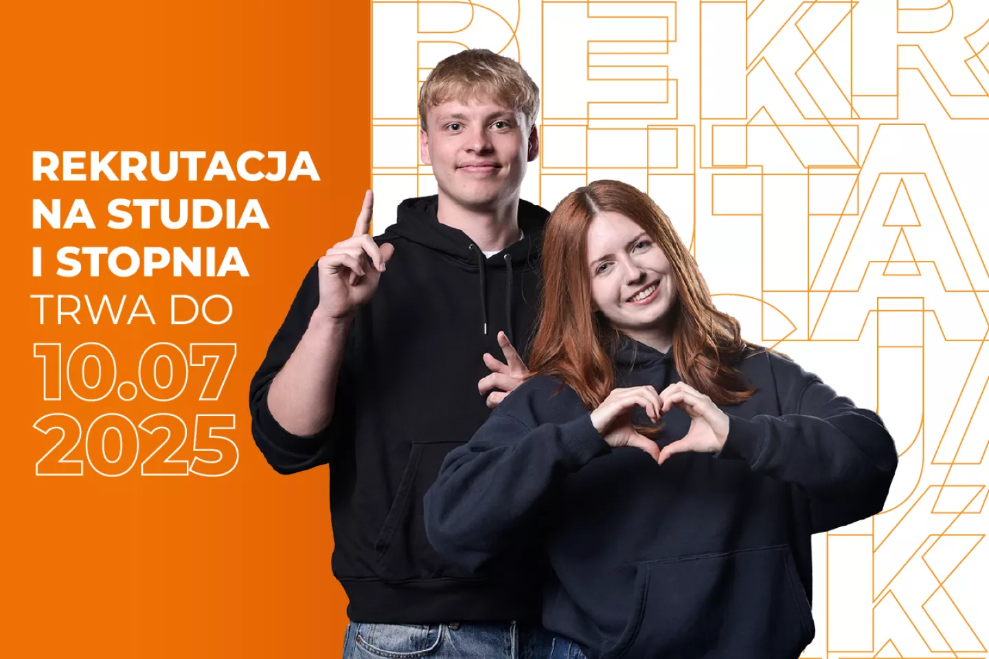 Grafika promująca rekrutację ze studentami pokazującymi serduszko.