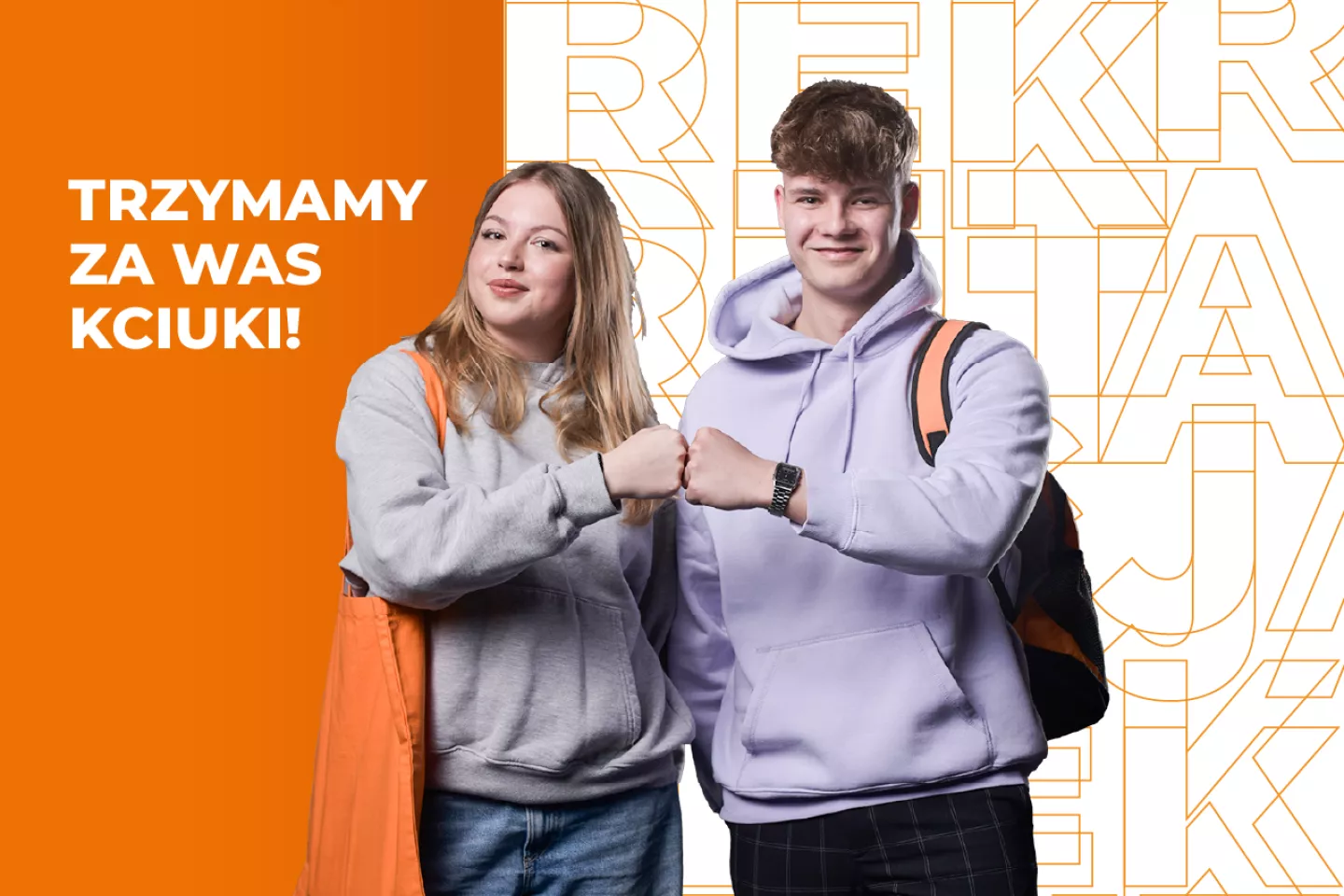 Studenci przybijają żółwika.