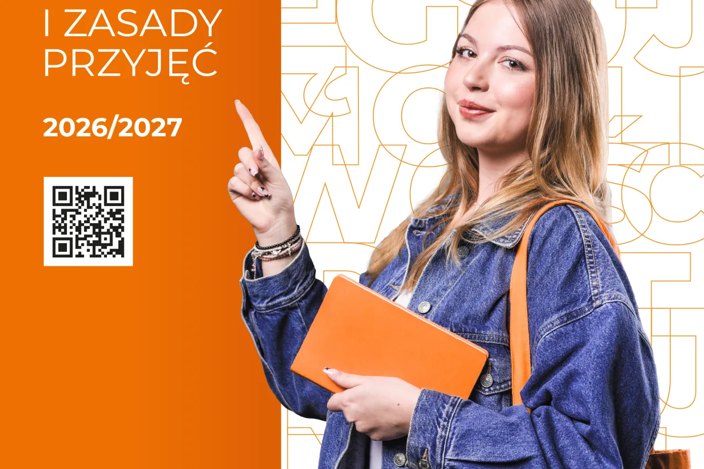 Studentka pokazuje napis na okładce folderu rekrutacyjnego.