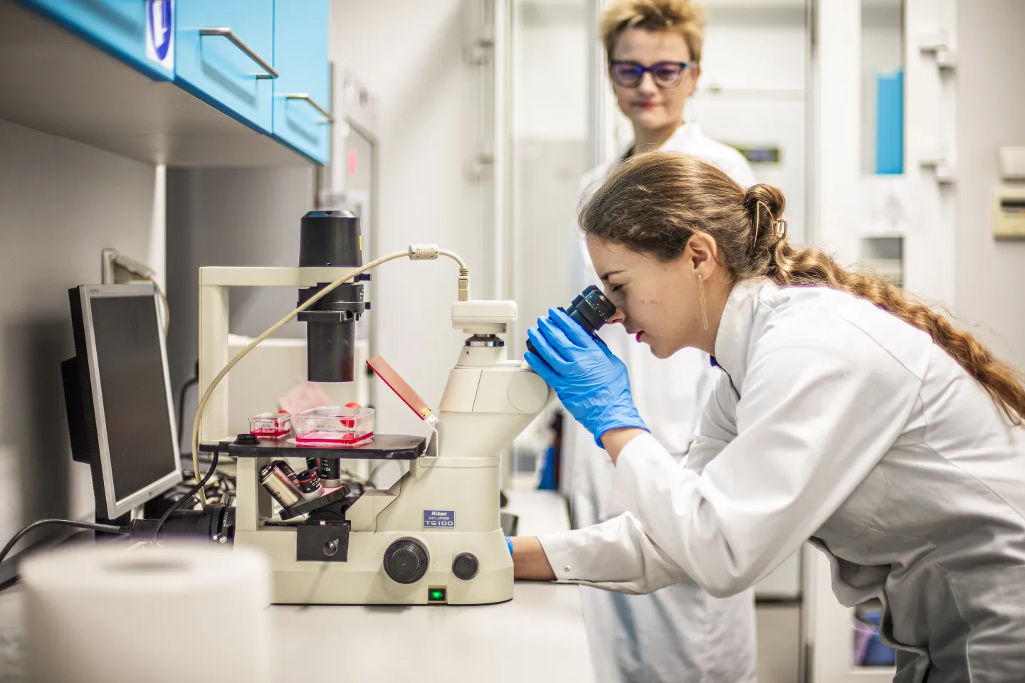 Studentka pracuje w laboratorium. 