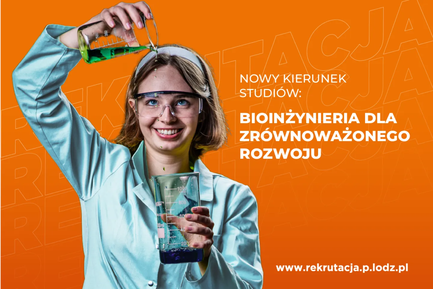 Studentka w fartuchu przelewa zielony płyn z jednego szklanego pojemnika do drugiego.