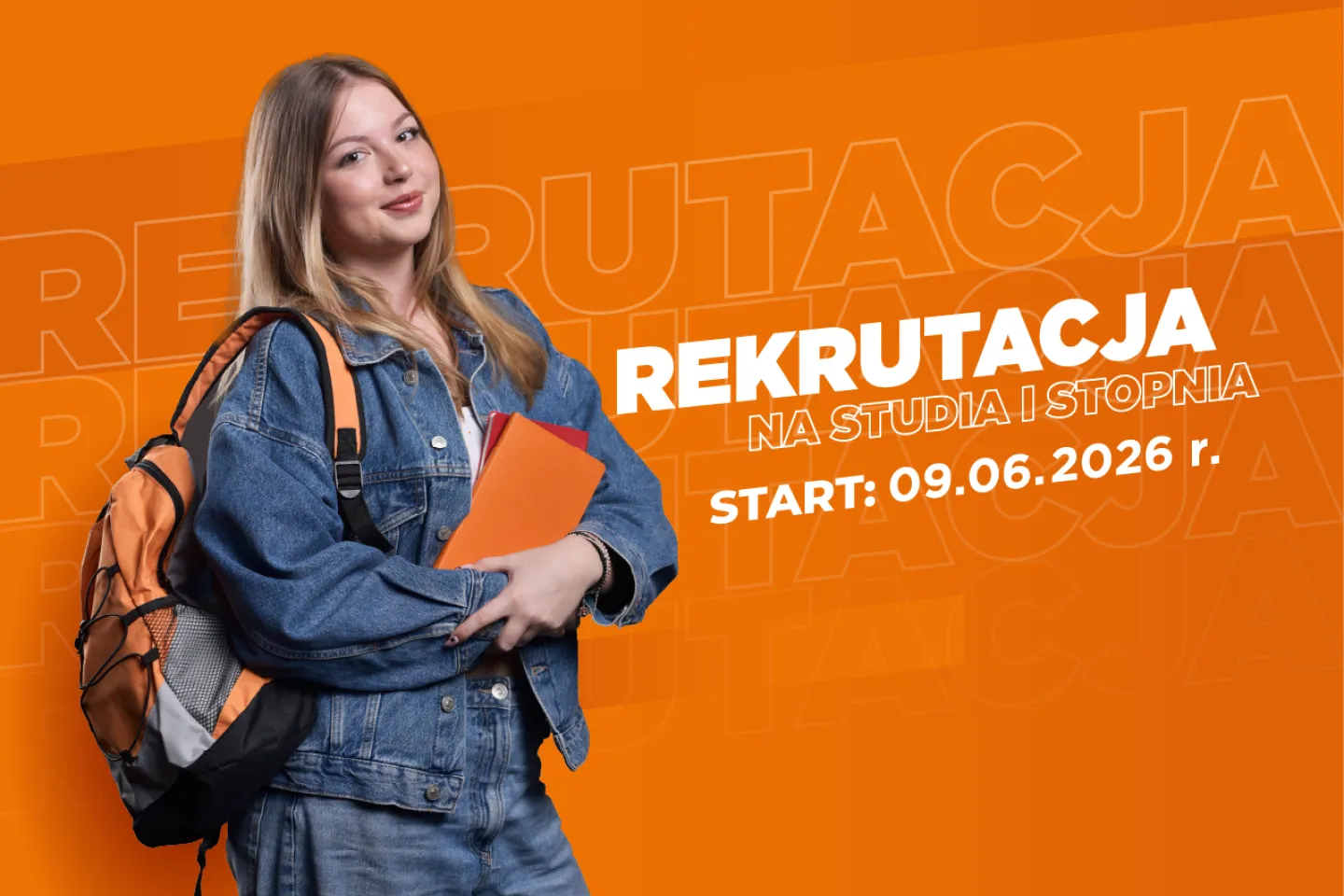 Studentka uśmiecha się na tle napisu Rekrutacja.