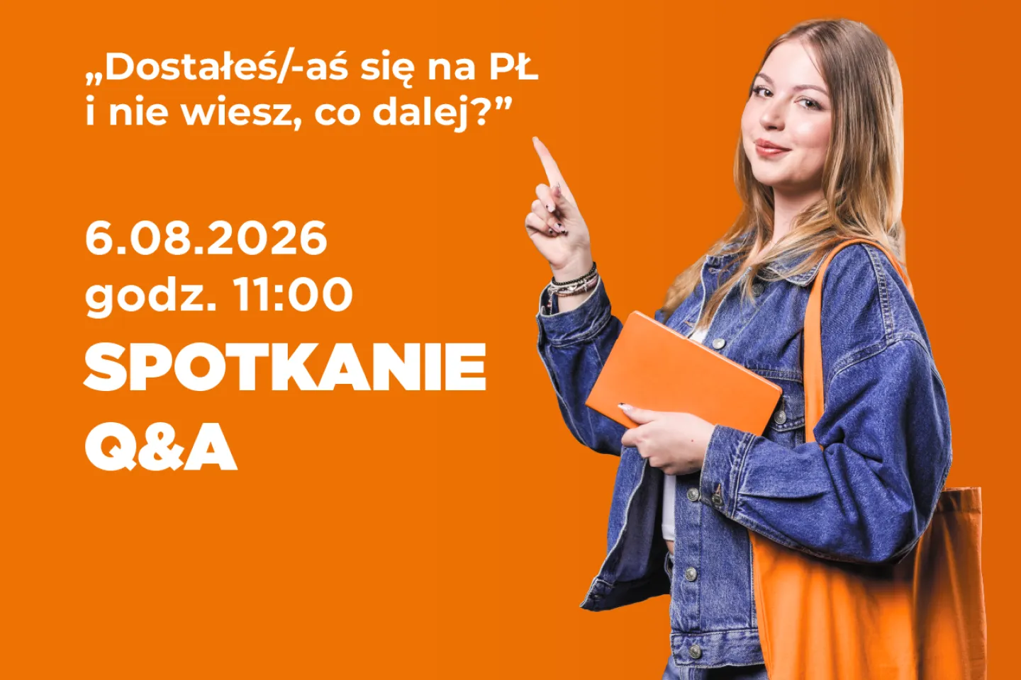 Osoba stojąca na pomarańczowym tle, ubrana w dżinsową kurtkę i spodnie, trzyma pomarańczowy notes i torbę, wskazuje palcem w górę. Obok znajdują się informacje o spotkaniu Q&A dla nowych studentów PŁ: data 6.08.2026 i godzina 11:00.
