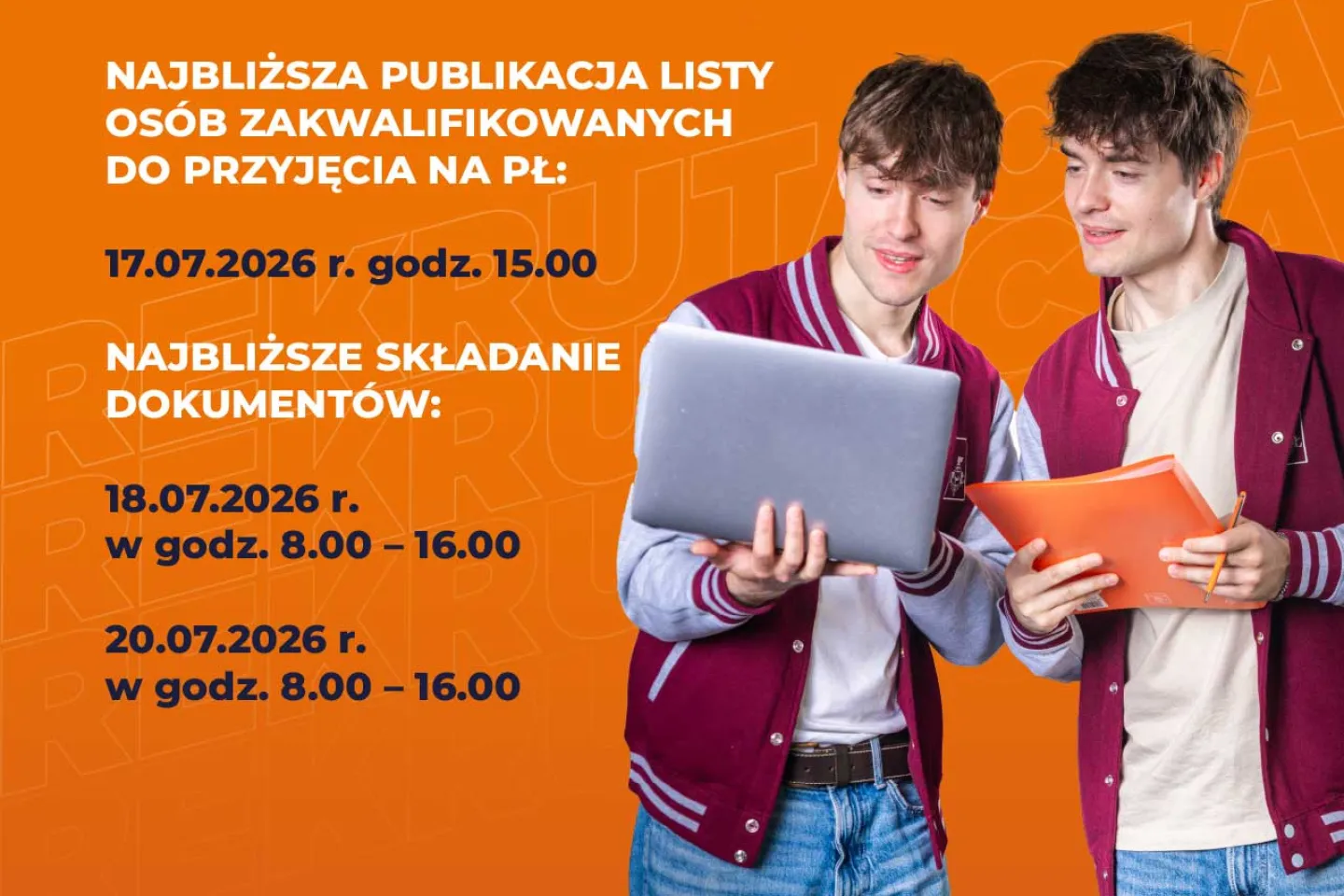 Bliźniacy patrzą w laptop.
