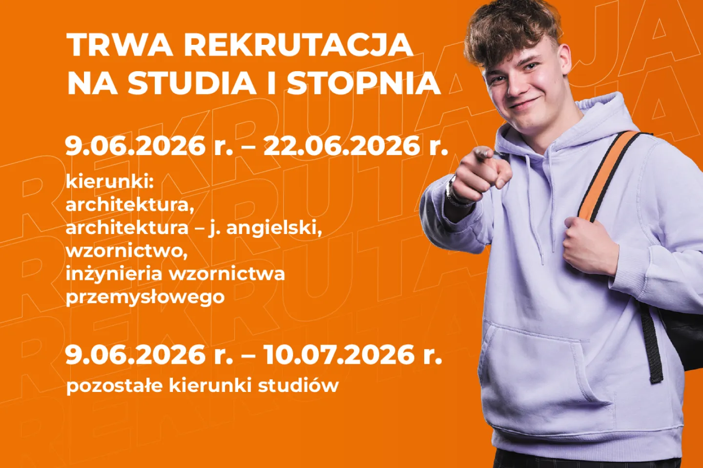 Studentka uśmiecha się na tle napisu Rekrutacja.