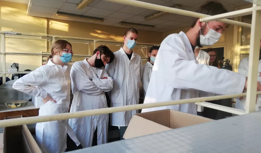 Członkowie SKN Nano podczas pracy w laboratorium.