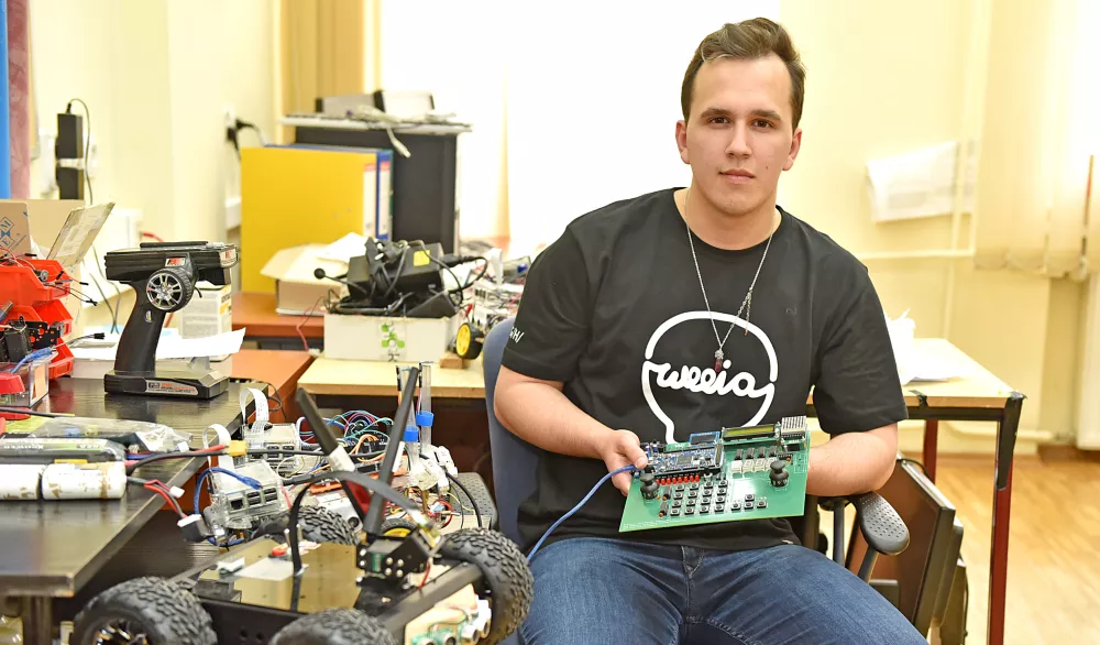 Mężczyzna siedzi przy urządzaniu.