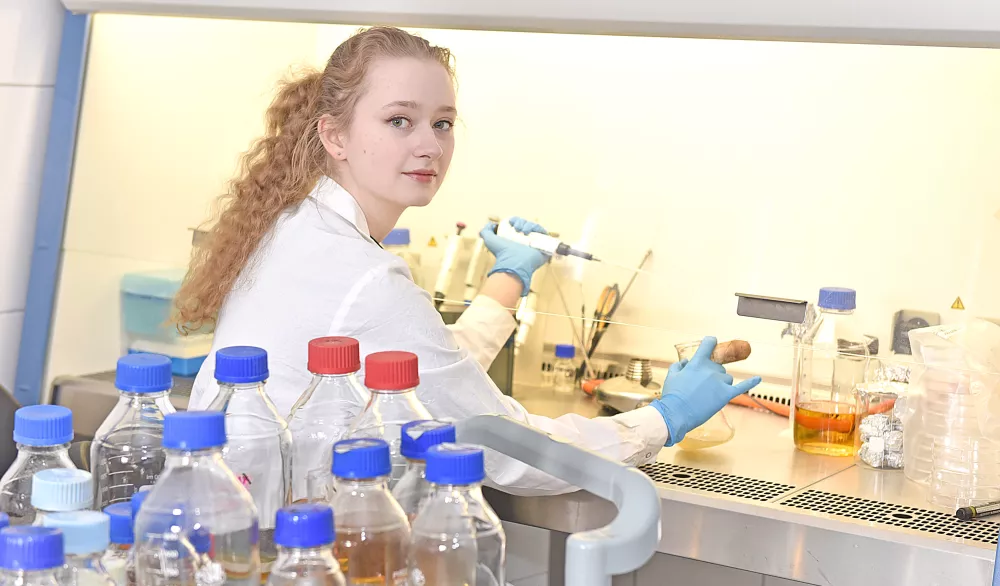 Kobieta pracuje w laboratorium.