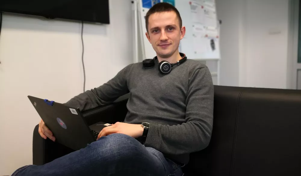 Łukasz Wiśniewski przy komputerze.