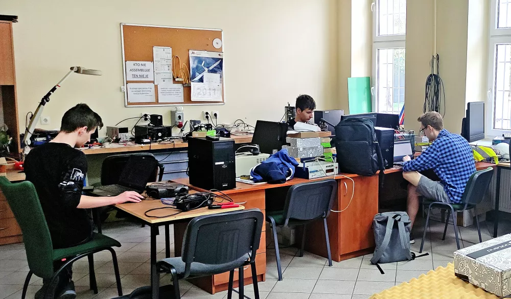 Studenci z SKN Main pracują w sali komputerowej.