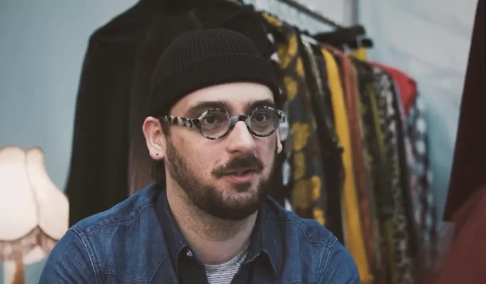 Mężczyzna mówi do kamery.