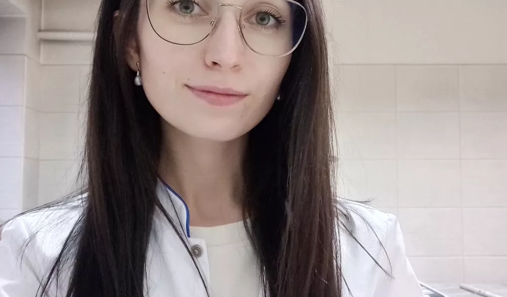 Kobieta stoi w laboratorium.