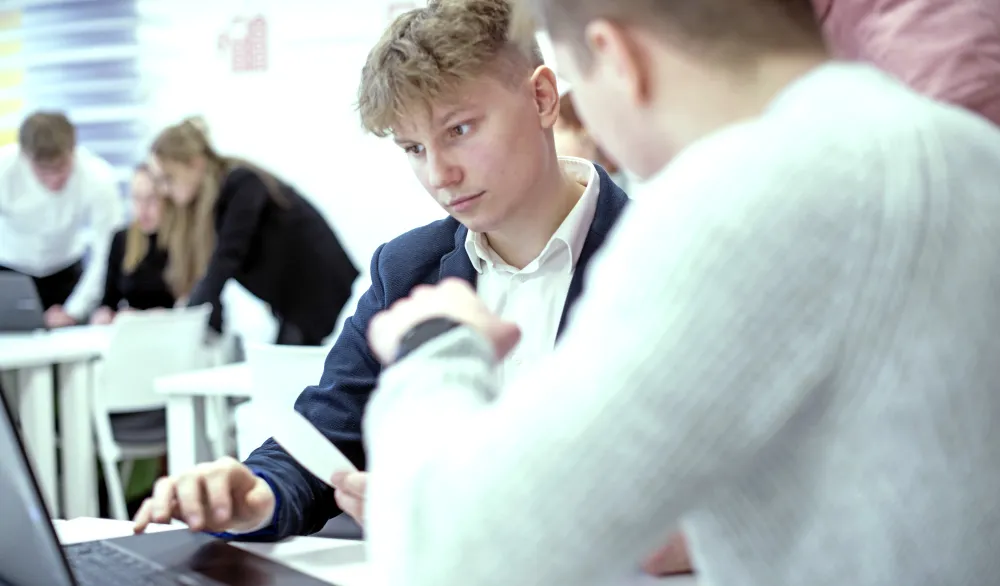 Studenci podczas pracy na komputerze.