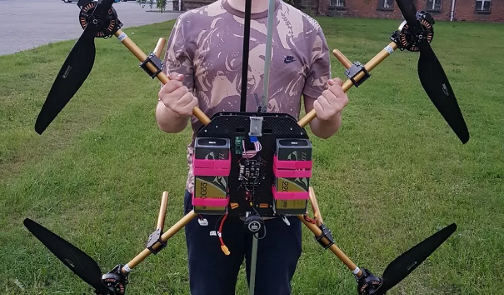 Student z dronem.