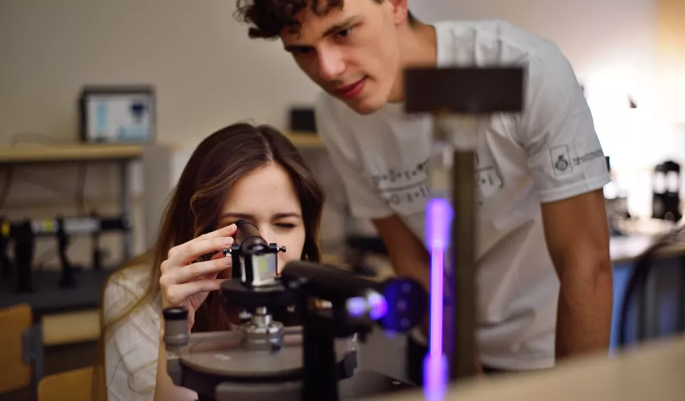 Studenci pracują na laserze.