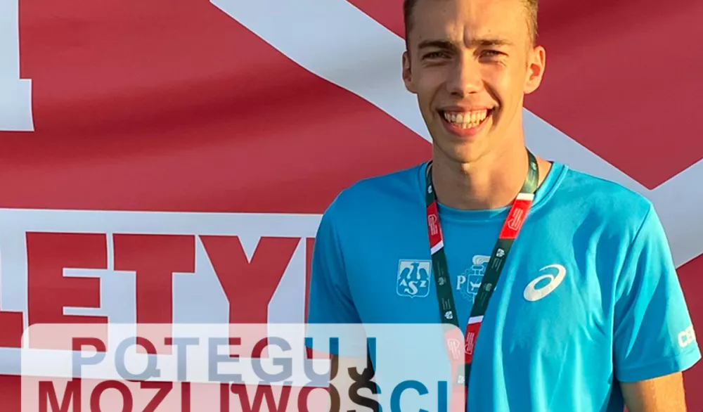 Student odbiera medal w bieganiu.