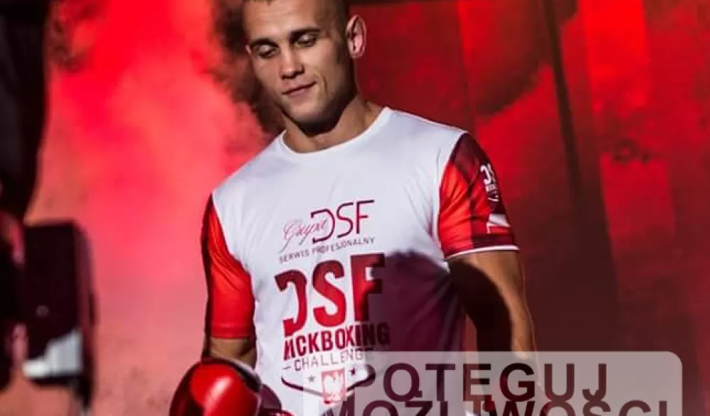 Student na ringu bokserskim.