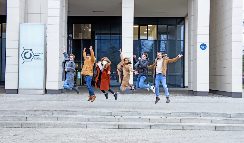 Studenci skaczą ze schodów.