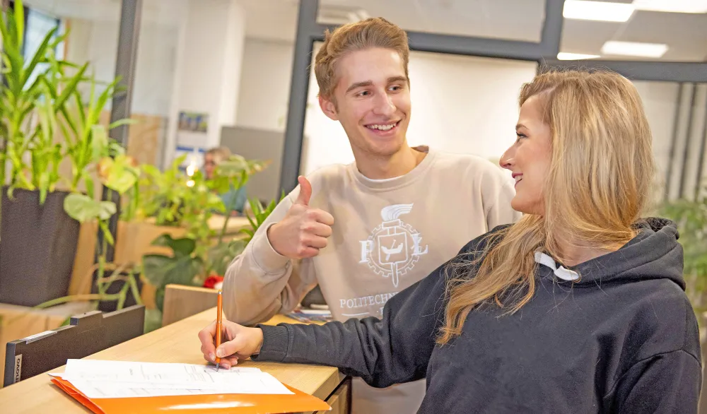 Studenci w dziekanacie.