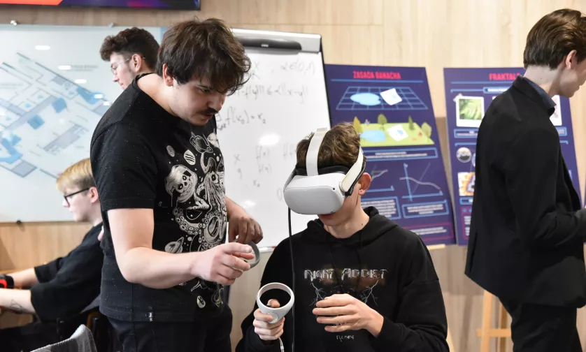 Uczniowie obsługują urządzenie VR.