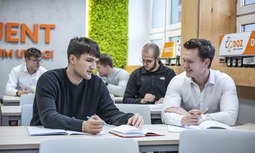 Studenci rozmawiają podczas zajęć.