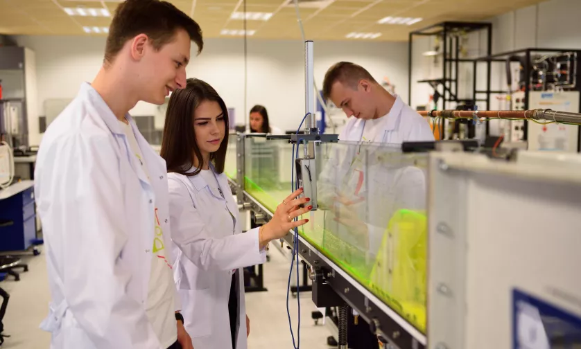 Studenci obserwują przepływy w laboratorium.