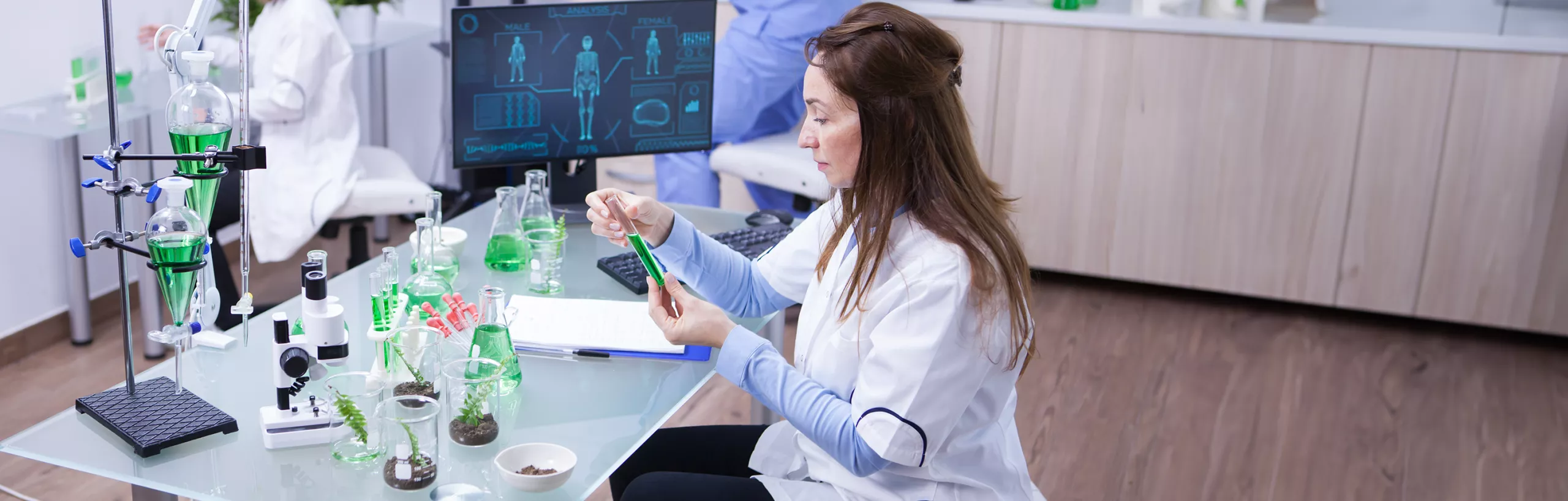 Kobieta pracuje w laboratorium medycznym.