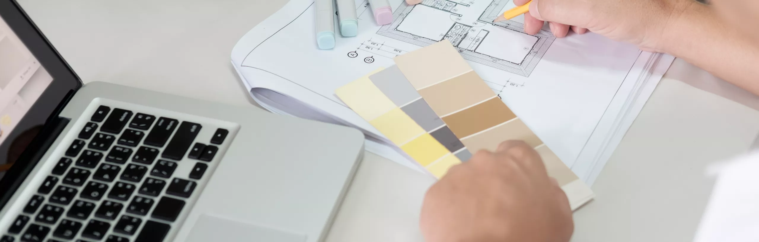 Ręce projektujące wnętrze.